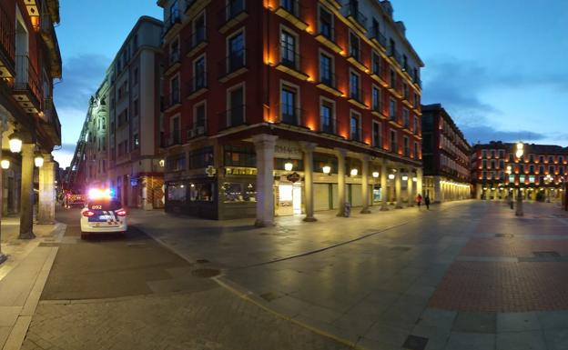 Los Bomberos de Valladolid intervienen en la calle Pasión por caída de cascotes