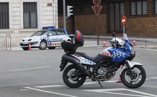 Denunciados dos jóvenes en la calle con dos cogollos de marihuana y un 'grinder'
