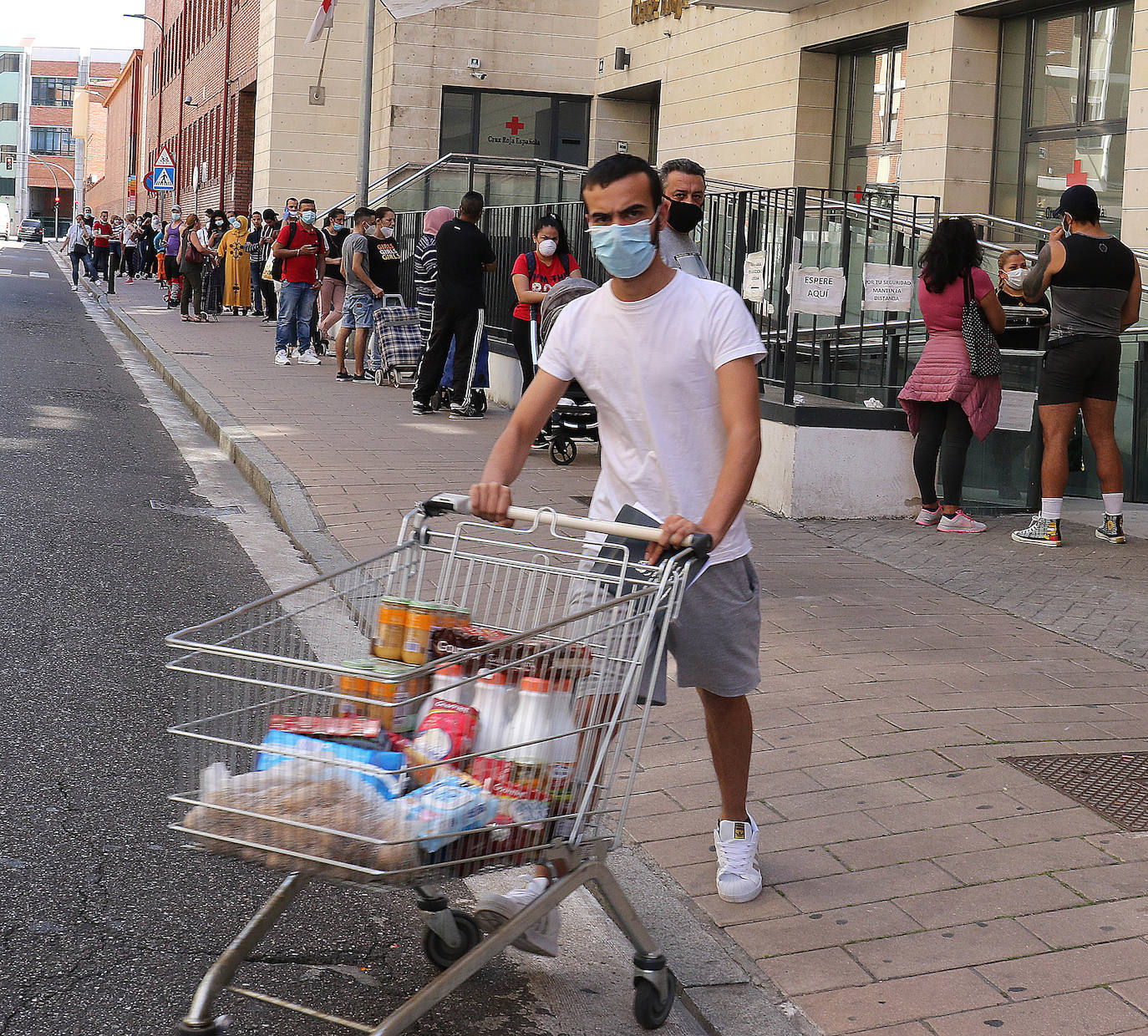 Reparto de alimentos de Cruz Roja en Valladolid