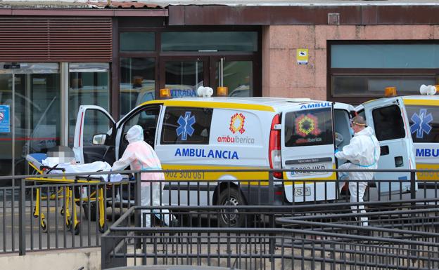 Santiago Santa Cruz denuncia las «plataformas sin escrúpulos» que animan a los pacientes de covid-19 a denunciar a los médicos