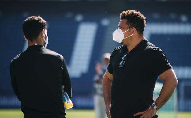 La plantilla del Real Valladolid combate el calor bajo la mirada atenta de Ronaldo Názario