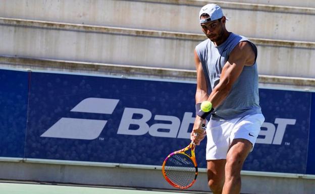 Nadal ya empuña la raqueta a la espera de volver a los circuitos