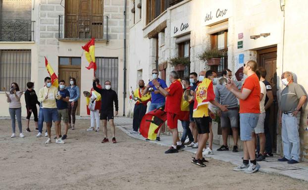 Cuarenta vecinos se concentran en la plaza del Coso de Peñafiel solicitando la dimisión del Gobierno