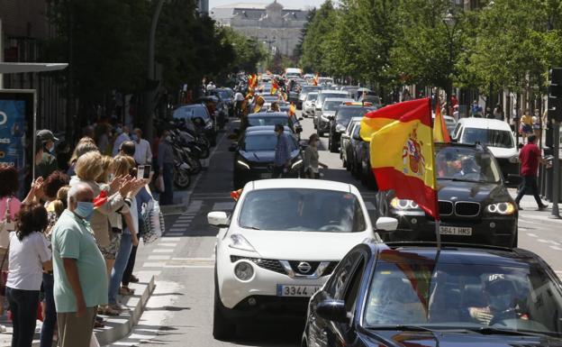 2.000 vehículos toman el centro de Valladolid en la caravana de Vox contra el Gobierno de Sánchez