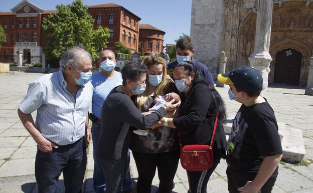 Triana nació el día 12 en Valladolid, sus abuelos han podido conocerla en el primer día de fase 1: «Pero qué guapa es»