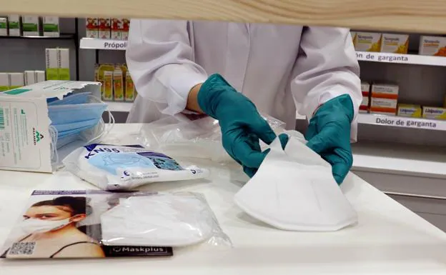 El FAB-LAB de la Universidad de Salamanca produce 4.000 'salvaorejas' para los sanitarios con impresoras 3D