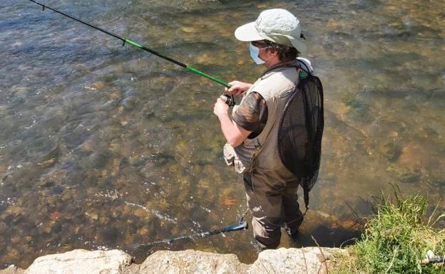 Los pescadores llegan a los ríos de Palencia 27 días después de la apertura de la veda