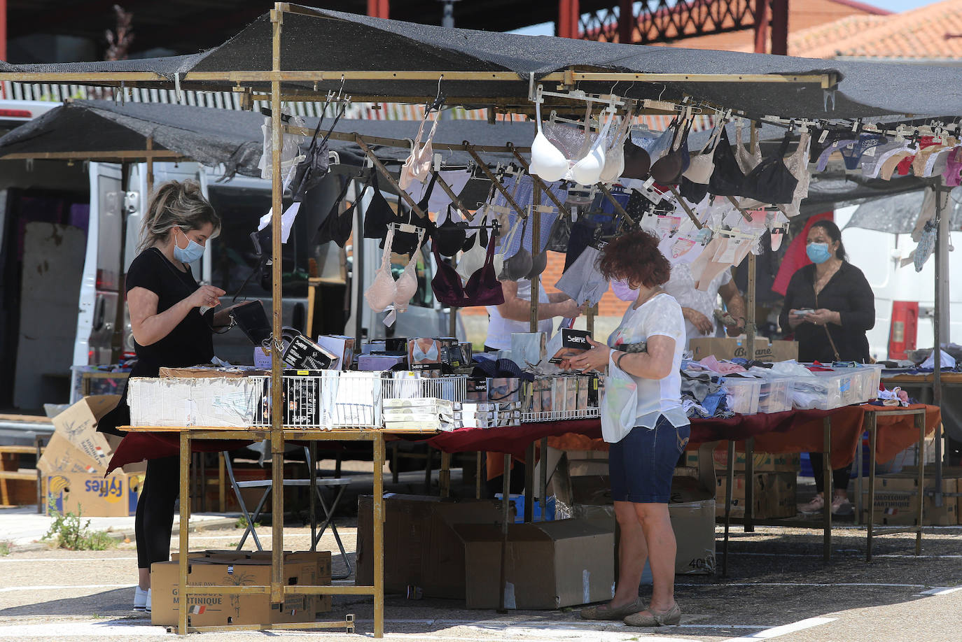 Tímido arranque del mercadillo en Palencia
