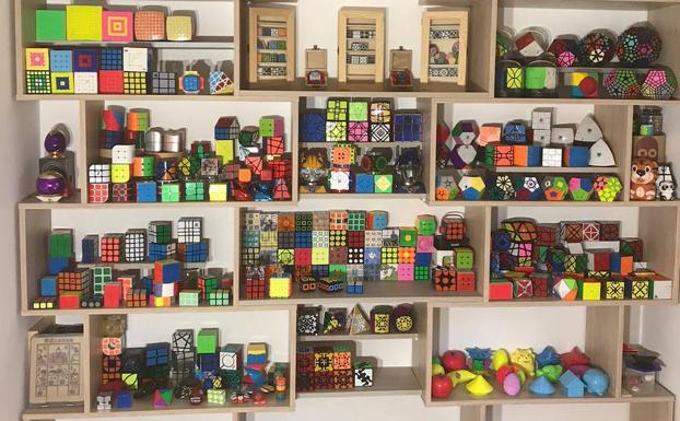 Estantería repleta de cubos de Rubik.