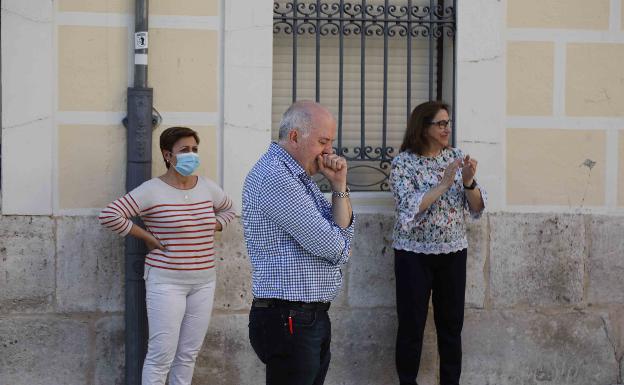 Vecinos de Peñafiel despiden con aplausos al alcalde de la localidad