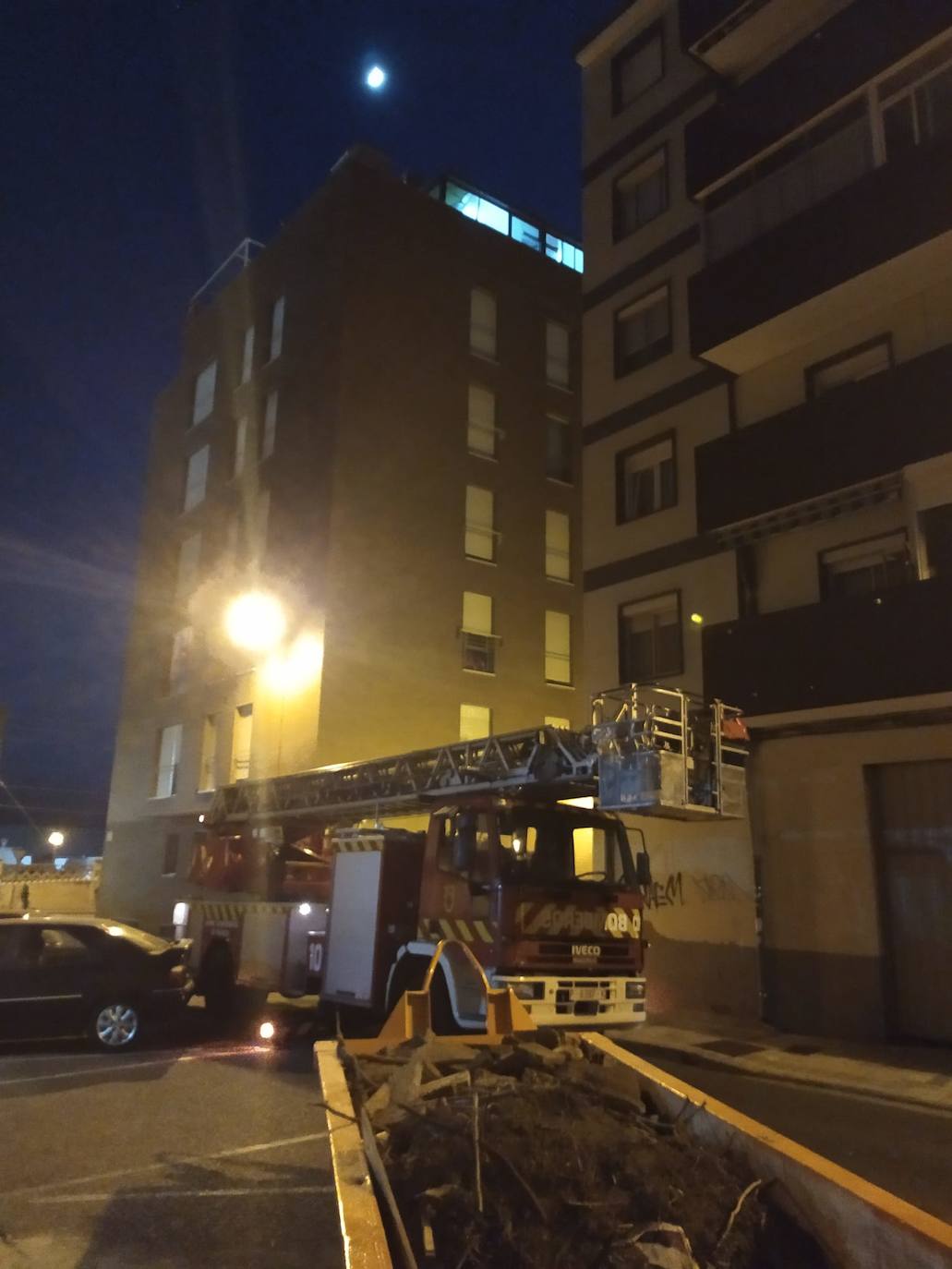 Un hombre amenaza durante tres horas con tirarse desde una cornisa en el Ave María