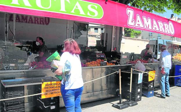 El mercado semanal de Cuéllar regresa a medio gas y solo en la plaza de la Soledad