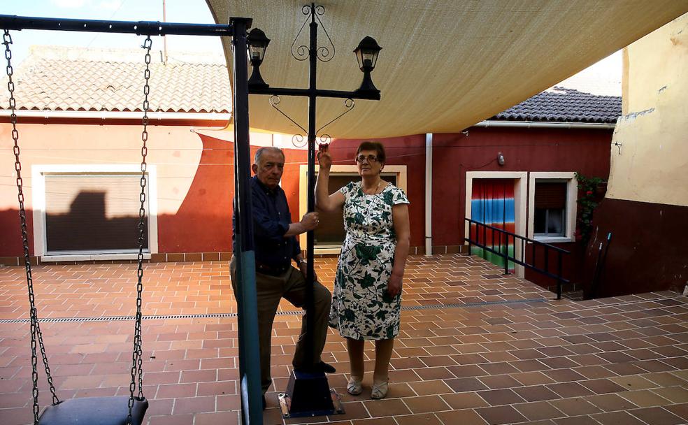 «En la ciudad veía pasar las horas frente a la tele; en el pueblo estamos divinamente»