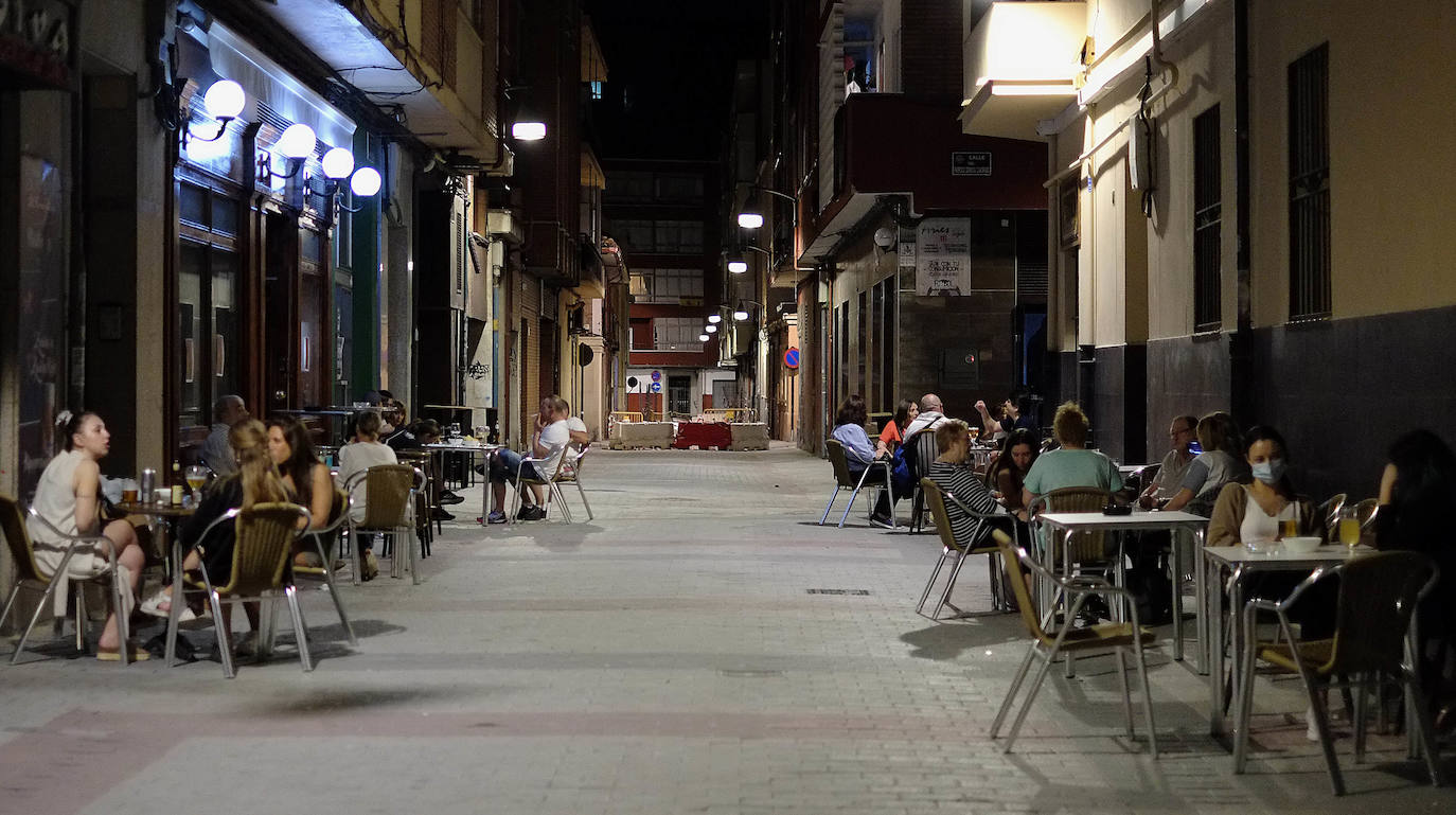 Las terrazas de Valladolid se llenan en la primera noche de sábado en fase 1