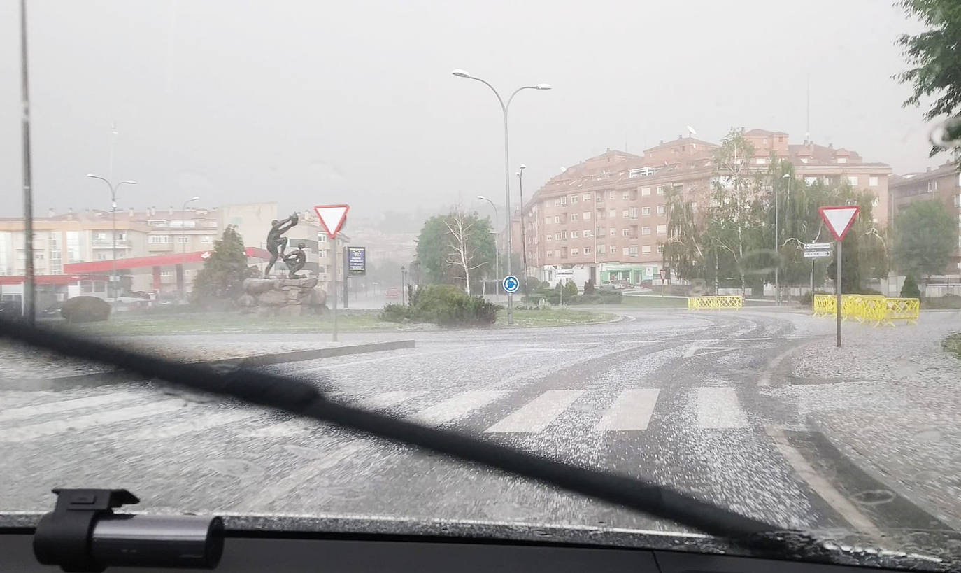 Una fuerte tormenta descarga lluvia y granizo en Ávila