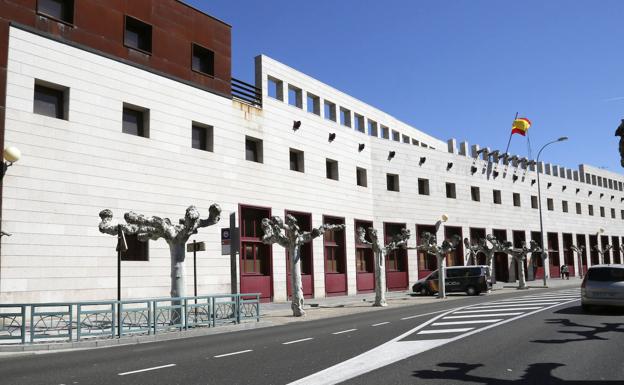 Un joven de 20 años detenido por intento de atraco trata de escapar de la Comisaría de Palencia