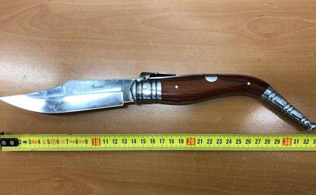 La Policía de Valladolid interviene una navaja a un joven que estaba fumando droga en Las Flores