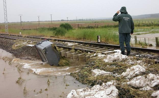 La Diputación de Salamanca se compromete a arreglar los caminos de Martín de Yeltes afectados por la tormenta de ayer