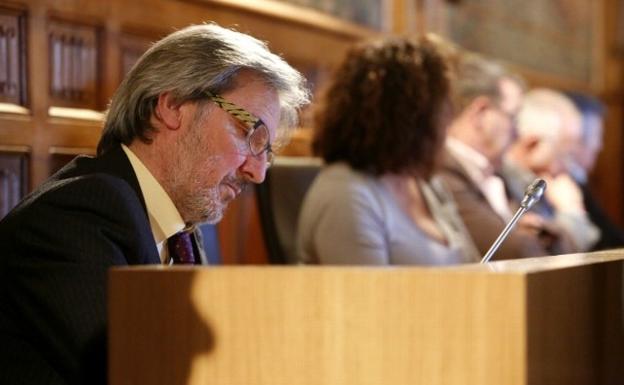 Pedro Muñoz: enfermero y campeón de halterofilia, a su aire en el escaño del PP