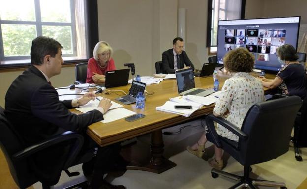 La Junta avisa a alcaldes y presidentes de Diputación: no se pueden duplicar subvenciones