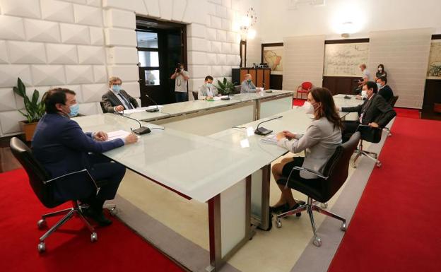 CC OO y UGT abogan por centrar el diálogo en empleo y asuntos sociales y Cecale, en financiación