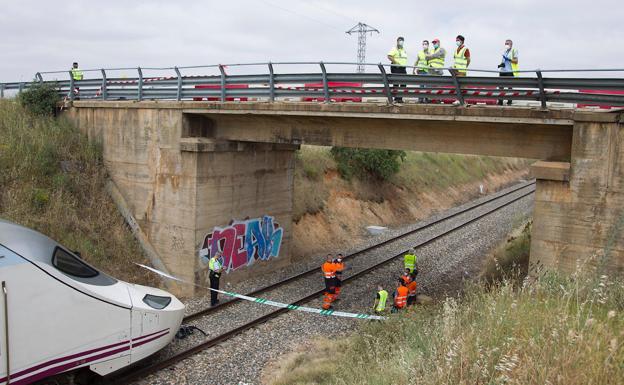 La Guardia Civil y la comisión de investigación analizan el terreno y los restos del accidente del Alvia en Zamora