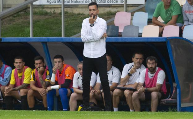 El técnico asturiano Hernán Pérez tiene desde esta mañana la propuesta para dirigir a Unionistas CF