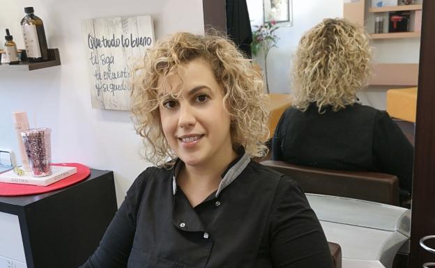 De oficio, peluquera, y de pasión, cuidar al cliente