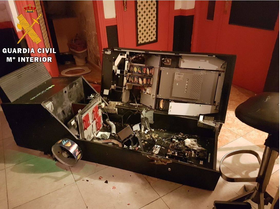 Agreden con una barra de hierro a tres clientes de un club de Villamuriel y roban 1.334 euros, dos móviles y una tablet