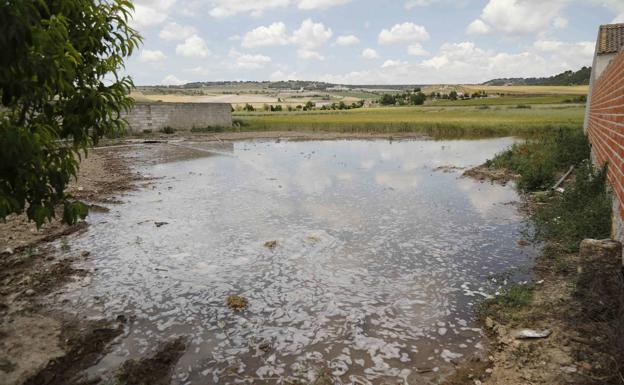 Reventón en la tubería general del canal del Riaza en Valbuena de Duero