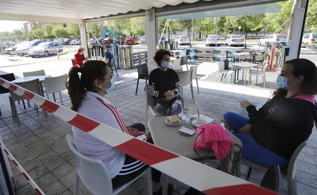 Amonestan a cuatro bares de Palencia por anomalías en las terrazas