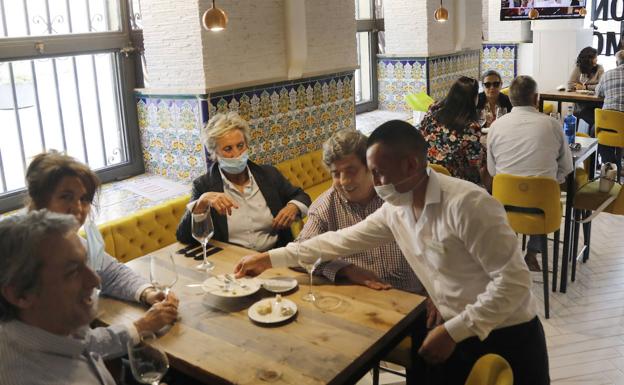 Las terrazas se imponen ante la opción de comer en el interior de los restaurantes en Palencia