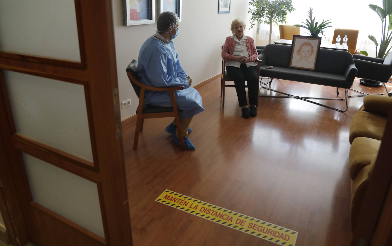 Sonrisas que se atisban tras una mascarilla