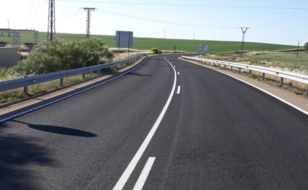 Renovado el pavimento en la carretera SA-211 entre Robliza de Cojos y Vecinos