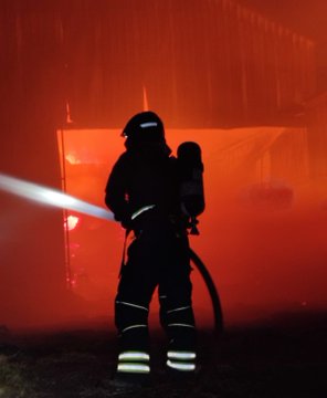 Arden desde ayer dos naves de forraje en Bercero incendiadas por la chispa de una máquina