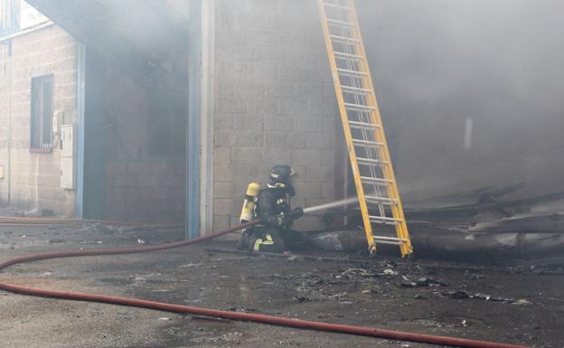Un gran incendio devora varias naves industriales en la localidad leonesa de Valverde de la Virgen