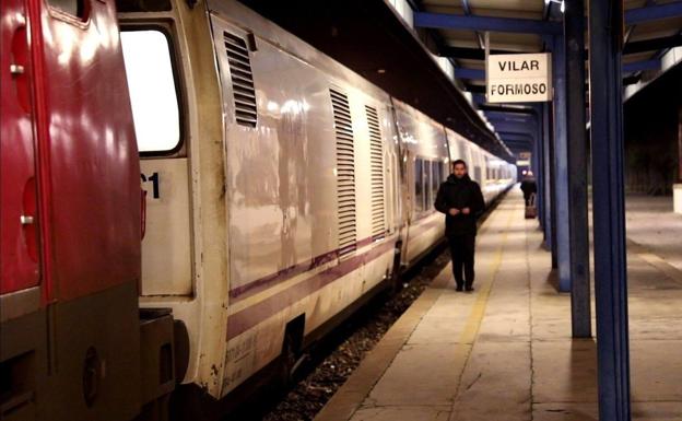 Las organizaciones ecologistas exigen que se mantenga el tren Lusitania que conecta Salamanca, Ávila y Madrid con Lisboa