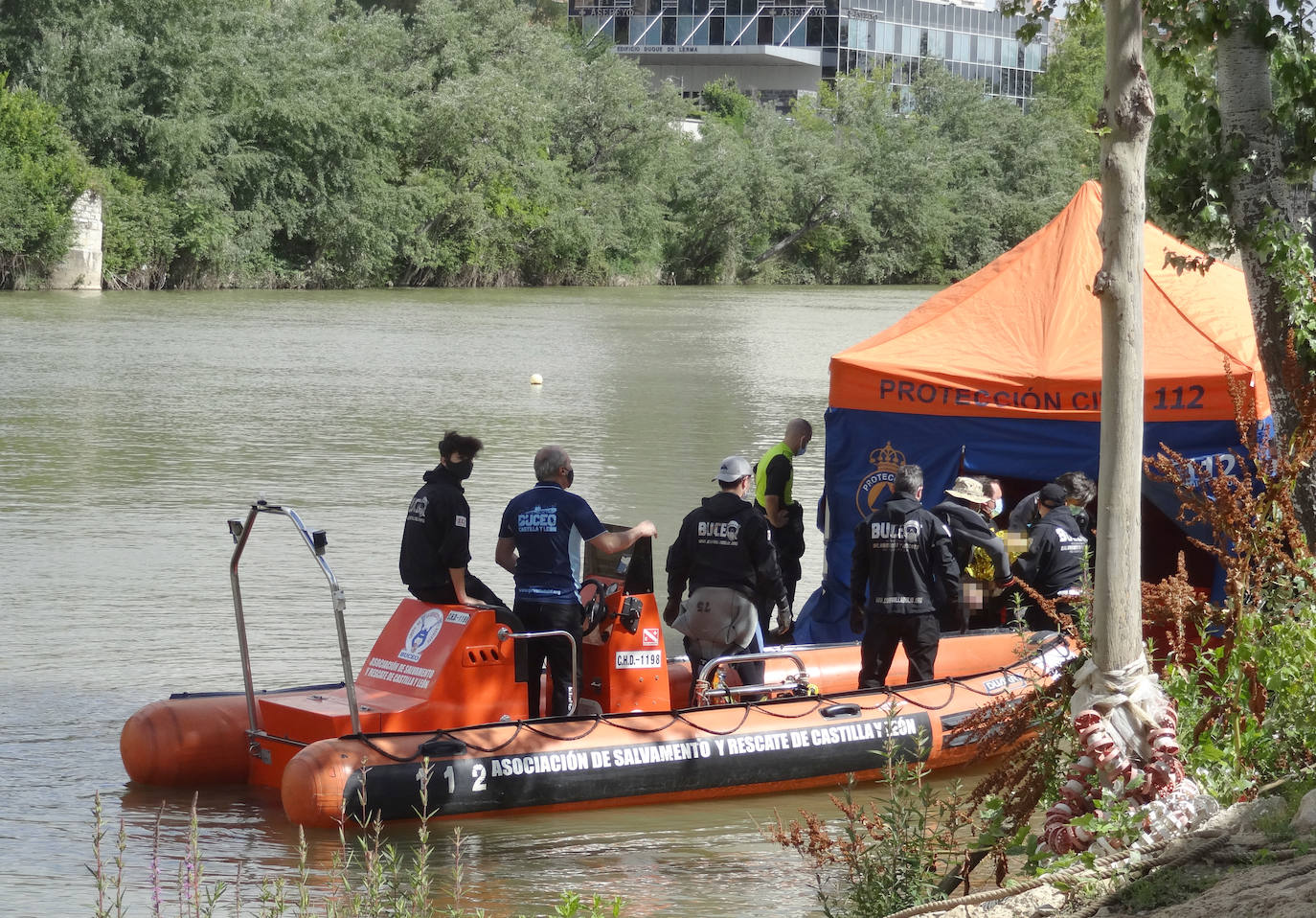 Imágenes del rescate del cadáver del joven que desapareció el martes mientras cruzaba a nado el Pisuerga