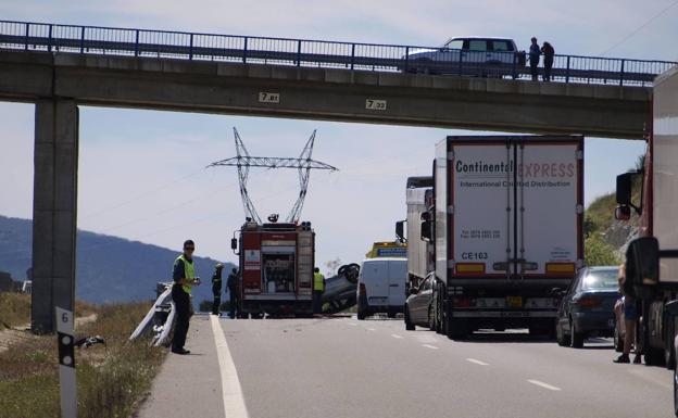 Un camión cargado de patatas vuelca en la A-66 cerca de Béjar y obliga a cortar el tráfico