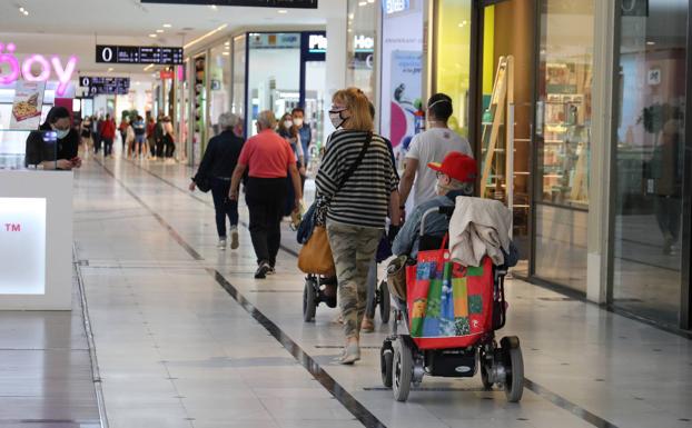 Ligero aumento de clientes en los centros comerciales de Valladolid pero lejos del aforo permitido