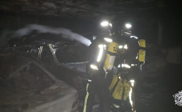 Cuatro horas de incendio en Gamonal se saldan sin heridos pero con varios vehículos calcinados
