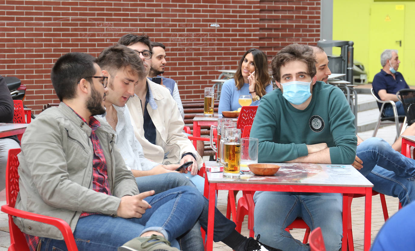 Los aficionados del Pucela siguen el partido ante el Celta en los bares y terrazas de la ciudad