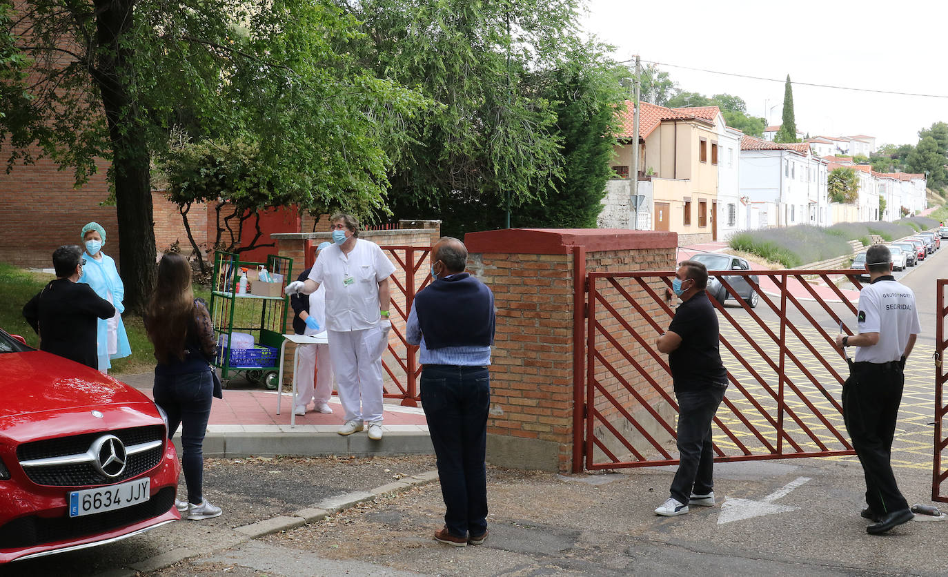 Primeras visitas de familiares en la residencia Cardenal Marcelo de Valladolid