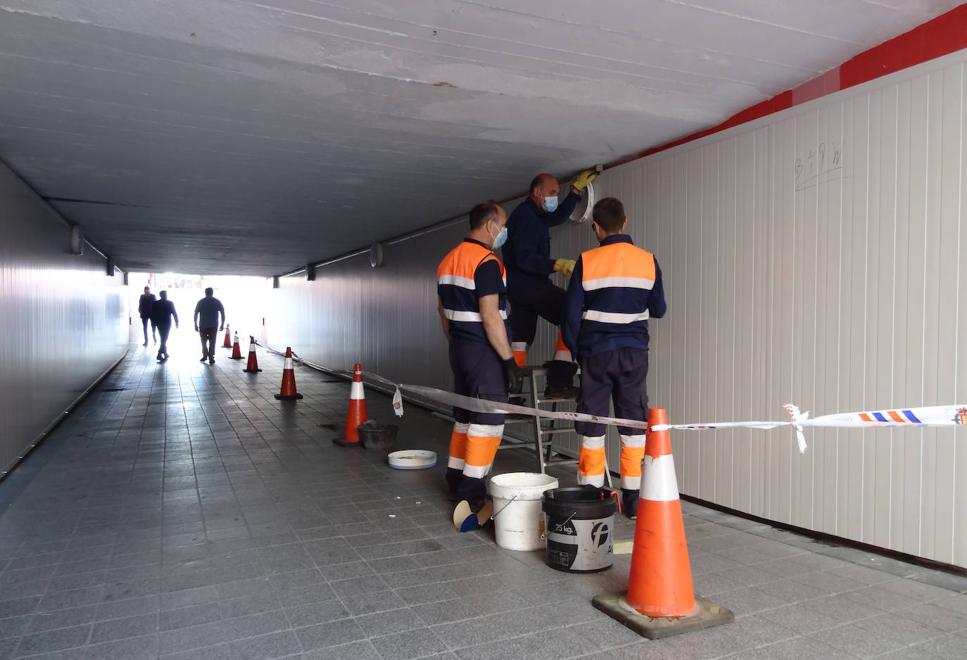 Las pintadas afean el paso peatonal entre Vadillos y Pajarillos, en Valladolid