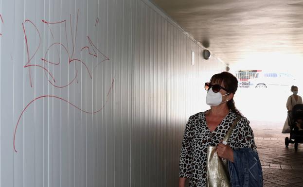 Pintadas y carteles afean el recién remodelado túnel entre Vadillos y Pajarillos en Valladolid