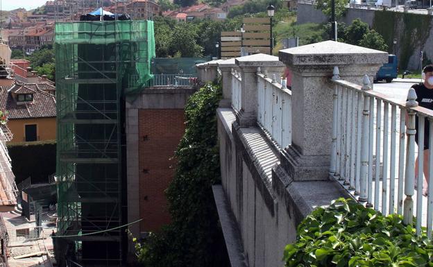 El primer ascensor urbano de Segovia está listo a falta de la instalación de los cristales