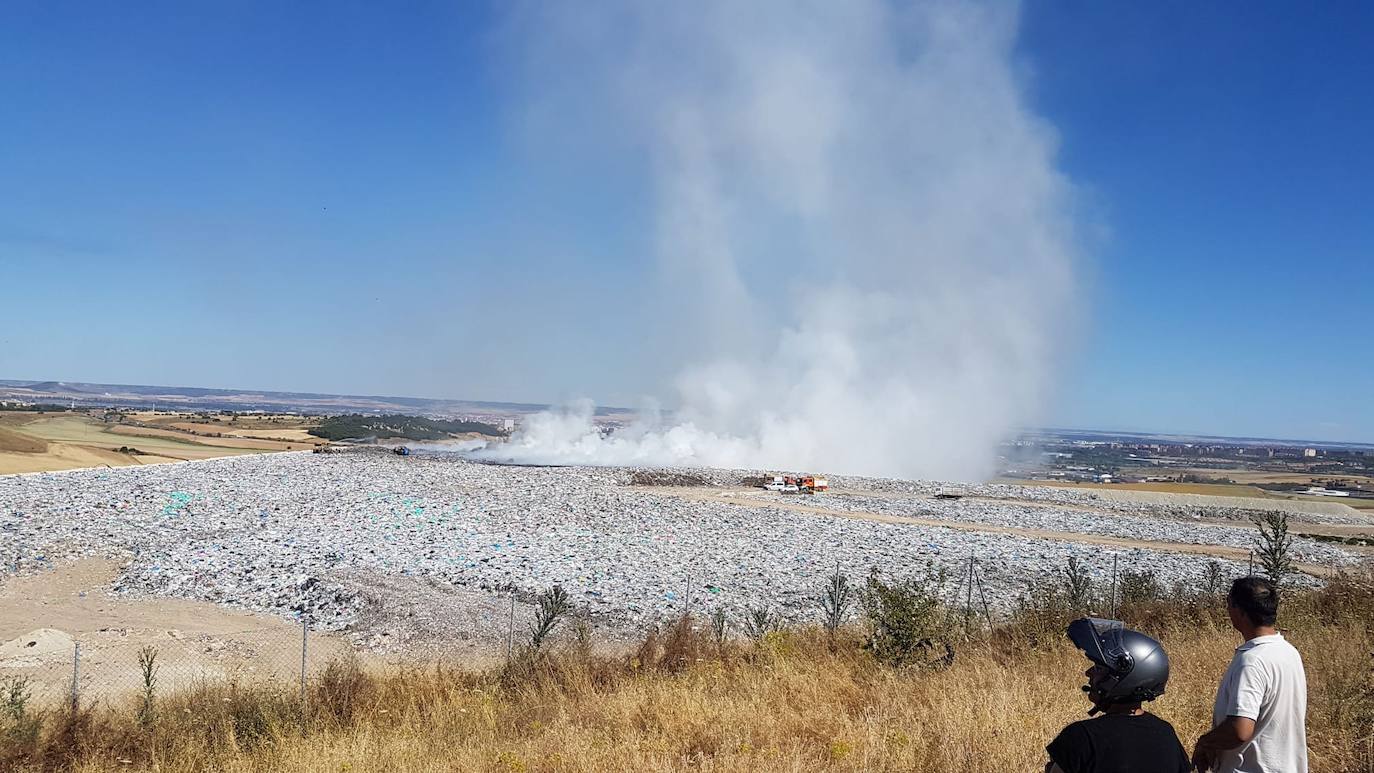 Incendio en el vertedero de Villanubla (Valladolid)