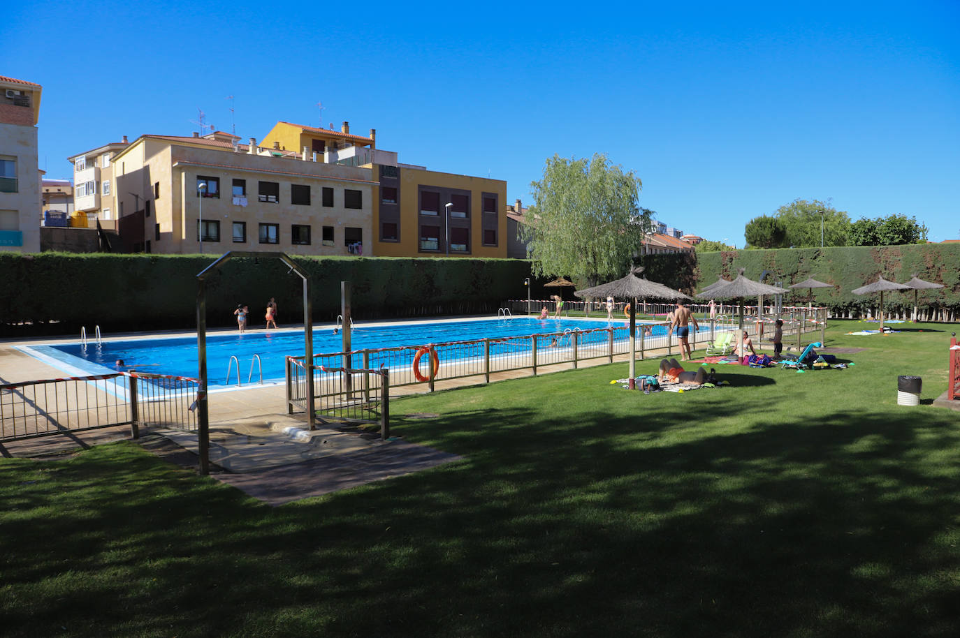 Primer día de piscinas en Carbajosa de la Sagrada (Salamanca)