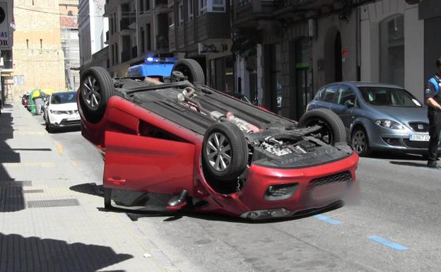 Una joven vuelca con su coche en la calle La Torre de León capital por un despiste