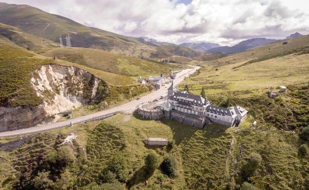 Cita a medianoche en Pajares: cientos de vehículos esperaron en el alto para ser los primeros en cruzar a Asturias
